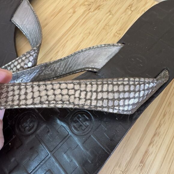 Tory Burch Women's Metallic Silver Snakeskin Embossed Leather Thong Flats Sz 9M - Picture 2 of 8